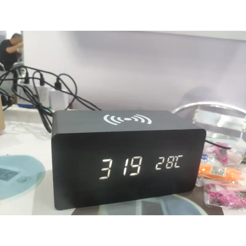 Деревянные часы-будильник с LED-дисплеем, беспроводной зарядкой и Bluetooth-колонкой