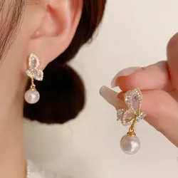 Серьги-подвески из меди с цирконием и жемчугом, в виде бабочки