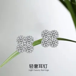 Серьги-гвоздики из серебра 925 пробы с цирконием в форме клевера