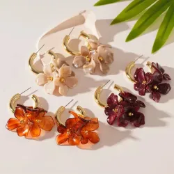 Сережки-гвоздики из акрила с цветочным узором и серебряной основой