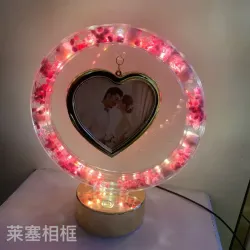 Круглая фоторамка из акрила с подсветкой и сухоцветами в форме сердца