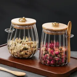 Стеклянная банка с крышкой и ложкой для хранения круп, прозрачная